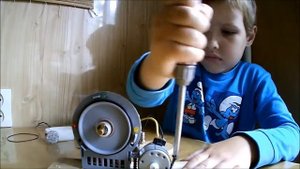 Данила строит мощный электрический генератор на 12 вольт своими руками.