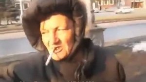 Бабка куражится с дохлой крысой