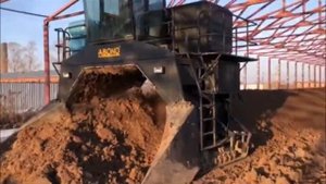 Перемешивание безподстилочного помета в зимнее время с использованием самоходного ворошителя ABONO.