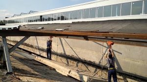 Демонтаж кровельных плит и транспортировка.