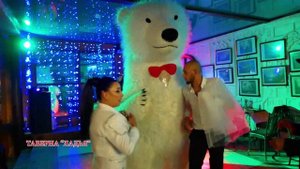 Белый медведь танцует и веселит всю свадьбу.