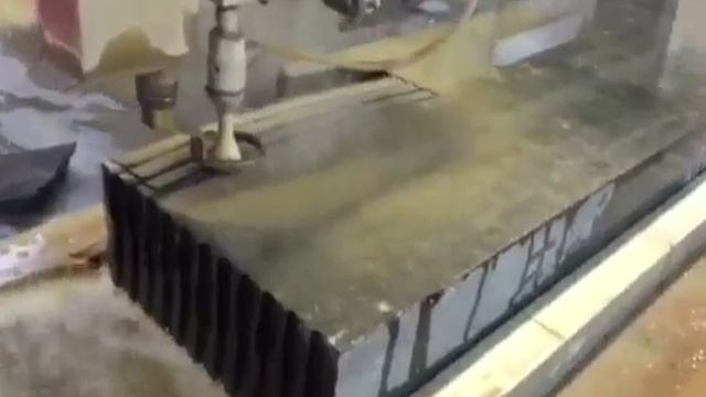 Гидроабразивная резка черного мрамора Marquina 110 мм 4' на 5-осевом станке Waterjet Corp SUPREMA