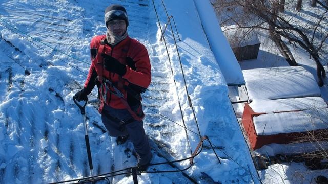 Чернолучье-сказка зимой 2020,скидываем снег с 5 этажки смотреть онлайн