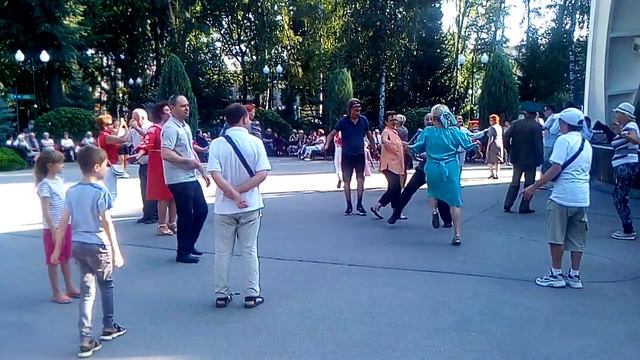 91. Танцы в парке горького Харькова *Играй музыка играй*. Танцуем ретро танцы.