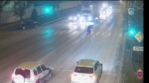 В Волгограде попало на видео ДТП, где водитель сбил пешехода и скрылся