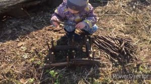 Ребенок строит ДОМ, лазает по ДЕРЕВЬЯМ