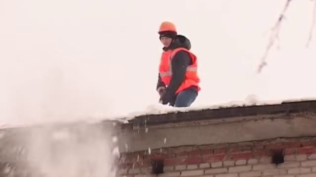 В Кузнецке коммунальные службы сражаются с сосульками на крышах смотреть онлайн