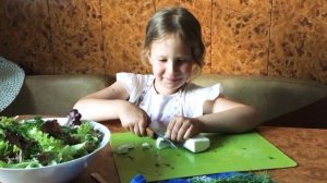 Маша готовит салат для родителей