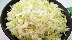 Молодая капуста тушёная с сосисками