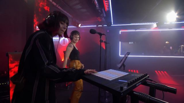 Charli XCX & Christine and the Queens - TOOTIMETOOTIMETOOTIME in the Live Lounge смотреть онлайн