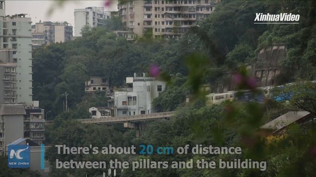 Train runs through 19-story apartment building in Chongqing смотреть онлайн