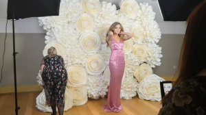 Фотозона из светящихся цветов из изолона.