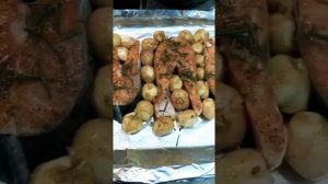 Стейки сёмги с картошкой бейби в духовке
