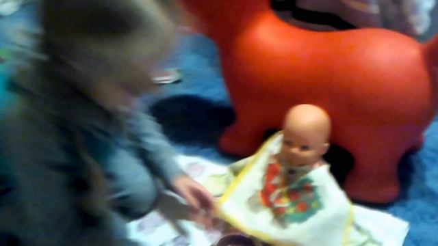 Играем в дочки матери с куклами Кормим Поим Одеваем Игрушки для Девочек смотреть онлайн