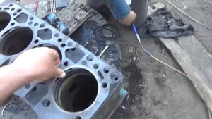 Раковины в блоке. Выбиваем кувалдой гильзы.