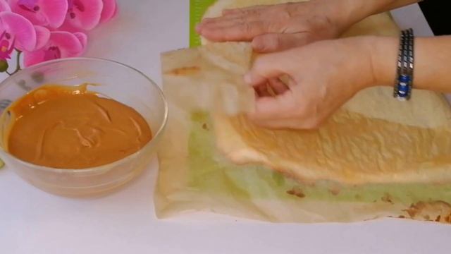 Бисквитный рулет с творожно-сгущённой начинкой.