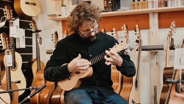 Uluru Manako II Concert Ukulele смотреть онлайн