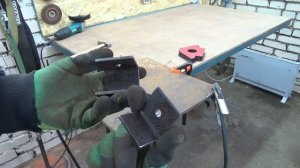 Как приварить трубу к  трубе очень легко при помощи этой приспособы