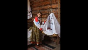 Традиции: тугое пеленание младенца и качание в колыбели.