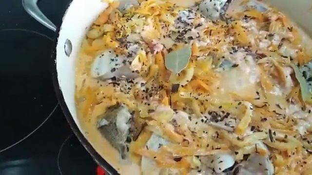 Минтай тушоный с морковью и луком на майонезе с кетчупом. Рис обжареный на сковороде.