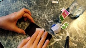 Как наклеить защитное стекло на треснутый экран на примере iPhone 4S