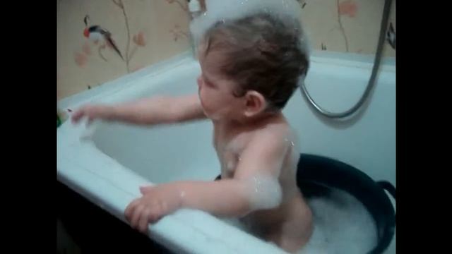 Ребенок принимает водные процедуры смотреть онлайн