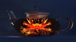 РАСПУСКАЕТСЯ ЧАЙНЫЙ ЦВЕТОК