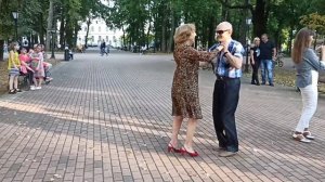 ТАНЦУЮТ ПЕНСИОНЕРЫ / КАЛУГА