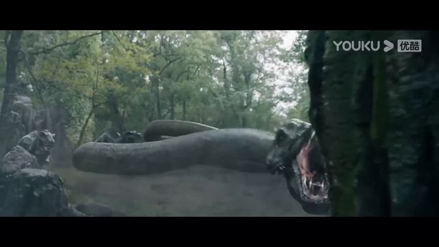 男孩帮助大蛇疗伤,拔出扎在大蛇身上的尖刺!大蛇为了感谢他,给他送来吃的!【大蛇3龙蛇之战Snake3】|驚悚 災難 |【電影派對】