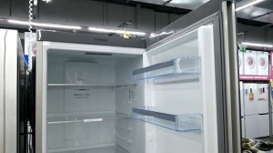 Красивый и черный холодильник Bosch.