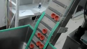 КОНВЕЙЕР  ОРИЕНТАТОР  ПЛАСТИКОВОЙ КРЫШКИ
