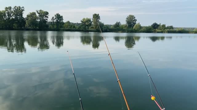 ЛОВЛЯ ПЛОТВЫ НА КОРМУШКУ ЛОЖКА! Рыбалка на ложку смотреть онлайн