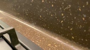 Odissey | Классическая кухня с каменной столешницей с бесшовным соединением со стеновой ппанелью.