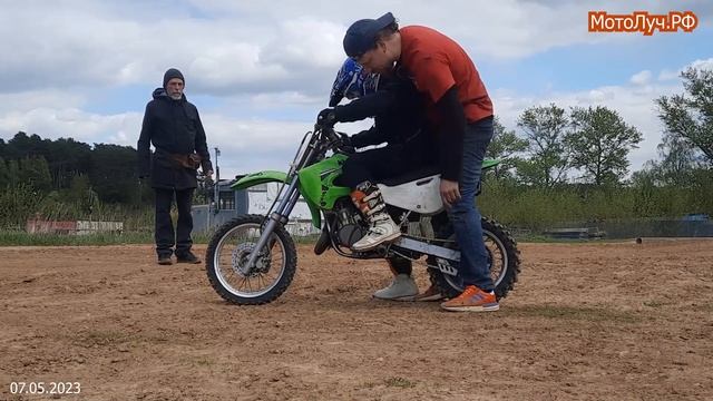 Научили ребенка ездить на мотоцикле смотреть онлайн