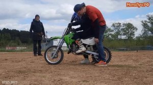 Научили ребенка ездить на мотоцикле