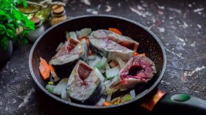 Скумбрия запеченная в сметане