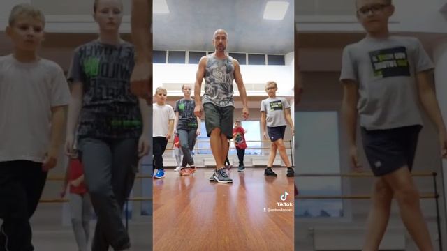 САМАЯ ЛЁГКАЯ ОБУЧАЛКА ТАНЦАМ ДЛЯ НОВИЧКОВ. УРОК БАЗОВЫХ ДВИЖЕНИЙ ТАНЦА НОГАМИ ШАФЛ ИЗ ТИК ТОК .