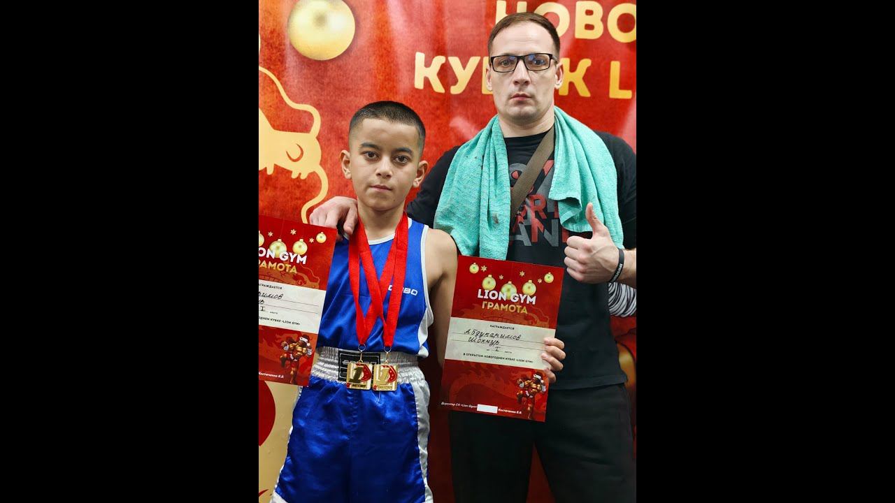 Абдукаримов Шохнур 1й бой (WIN) "PS" (син.) VS Махмадшарифов Парвиз "Молодежный" (кр.)