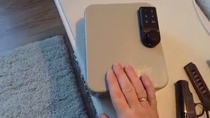 Сейф для пистолета в прикроватной тумбе.