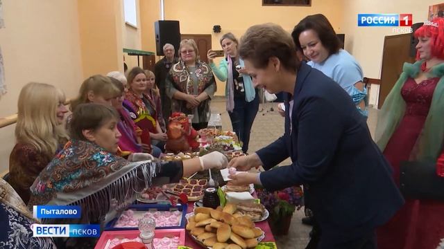 С песнями и танцами. В Пыталово прошел «Праздник клюквы» смотреть онлайн