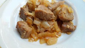 Свинина жареная с луком на сковороде