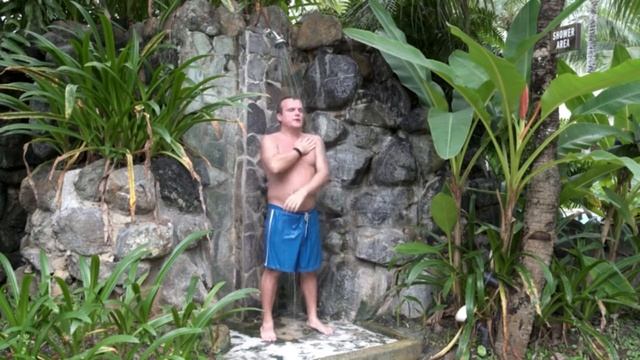 Как оформить летний душ на участке, чтобы он не был серой и скучной постройкой?