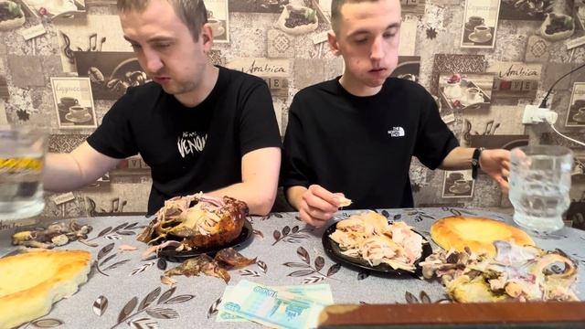 3 кг жареной курицы кто первый быстрее съест. Большая курица гриль поедание на скорость смотреть онлайн