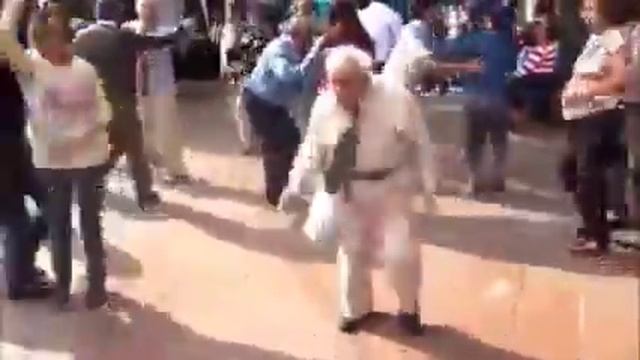 Дедушка танцует смотреть онлайн