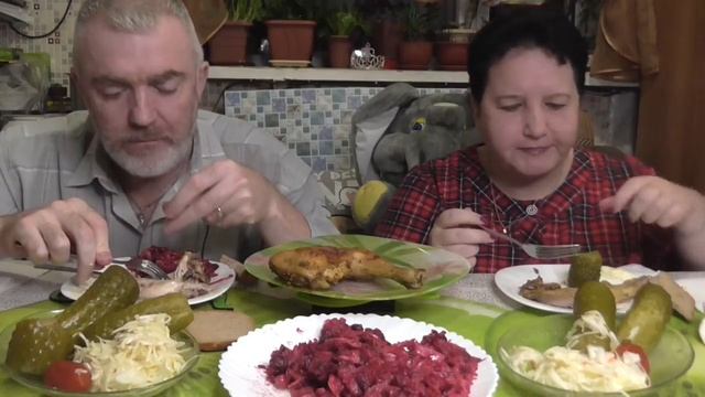 MUKBANG RUSSIA|ВИНЕГРЕТ ДОМАШНИЙ|КУРИНЫЕ ОКОРОЧКА ИЗ ДУХОВКИ|КОНСЕРВИРОВАННЫЕ ОГУРЦЫ и КАПУСТА
