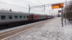 Пассажирский поезд (СПб - Брянск ) проезжает станцию Колпино