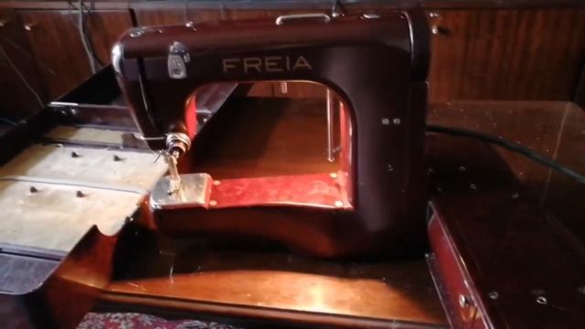 Винтаж: Старинная редкая складная швейная машинка Freia смотреть онлайн