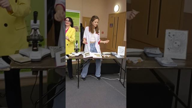 Профориентация, перерыв) Сотрудник приёмной комиссии и студенты) Санкт-Петербург.mp4