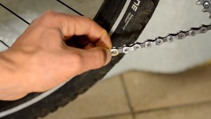Расстегивание замочка велосипедной цепи без инструмента