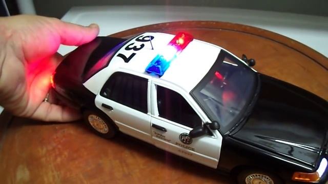 LAPD Los Angeles Police Car Ford Crown Victoria 1/18 Scale Toy by Motormax смотреть онлайн
